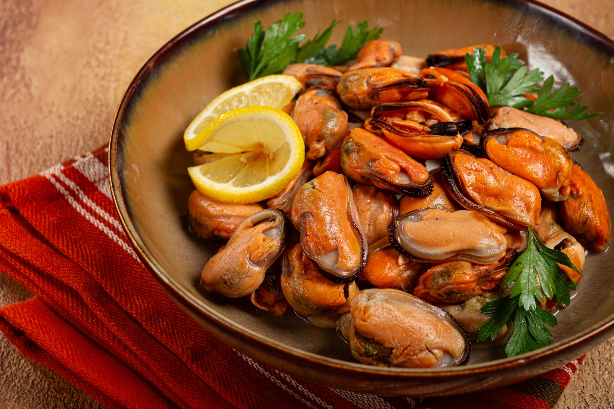 mussels no shell, boiled, mussels, peeled, in a bowl, with lemon and parsley, Chilean mussels,