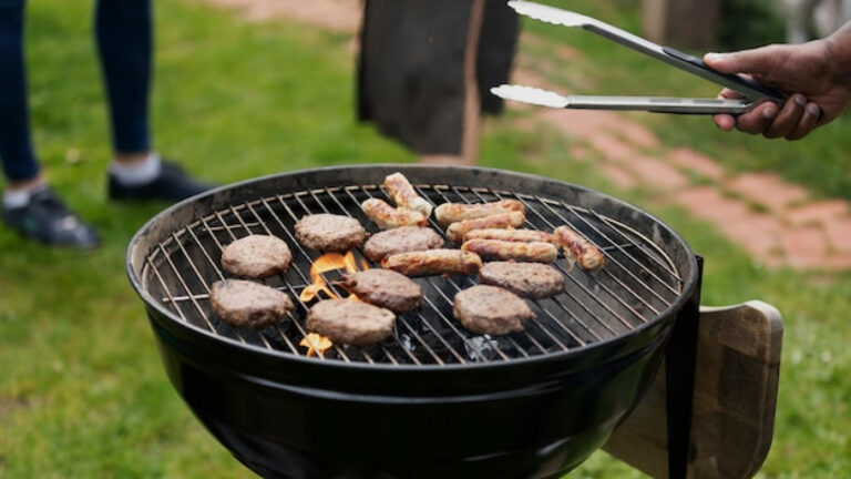 Barbecue au charbon : pourquoi choisir un modèle pratique comme le Weber Performer ?
