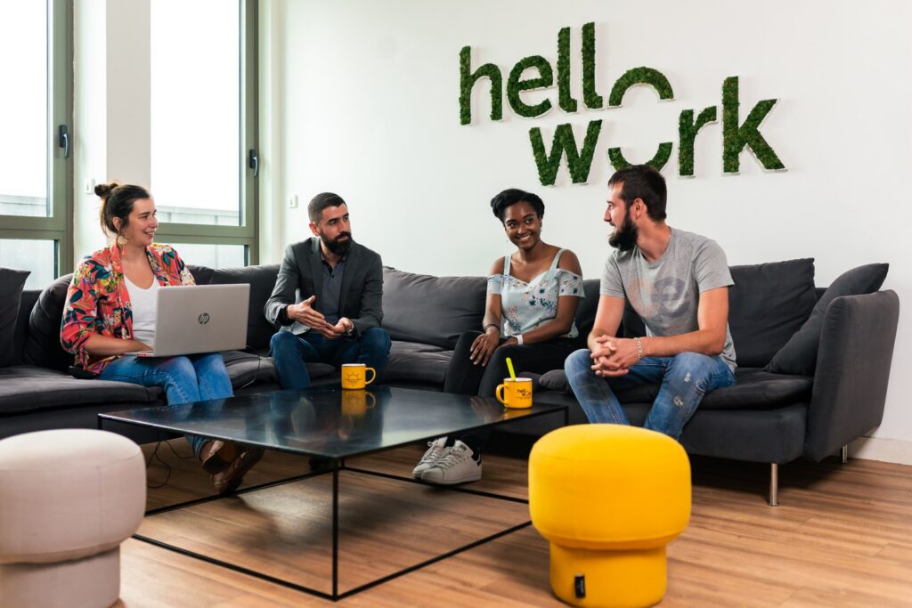 Échanges entre collaborateurs HelloWork